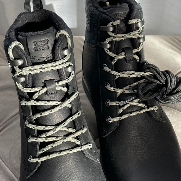 TOMS Boots - Picture 3 of 11